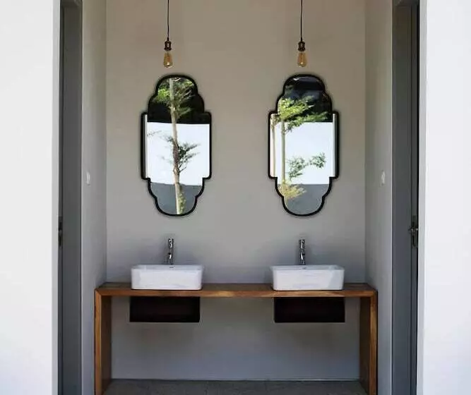 ベッドアンドブレックファースト Lovina Life Room & Cafe