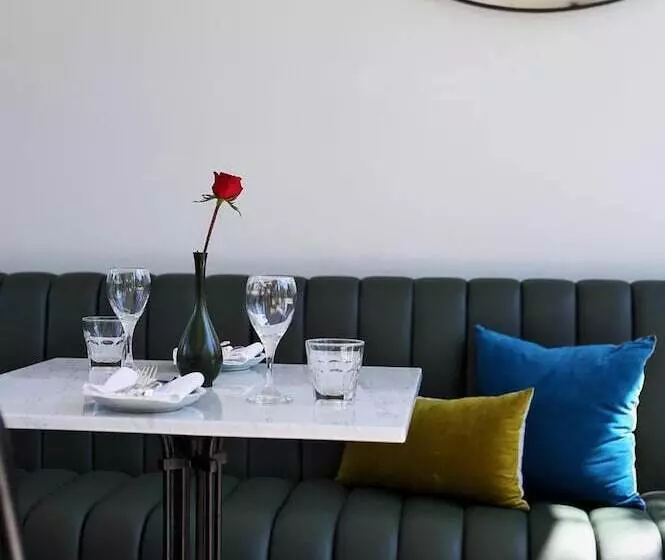 ベッドアンドブレックファースト Lovina Life Room & Cafe