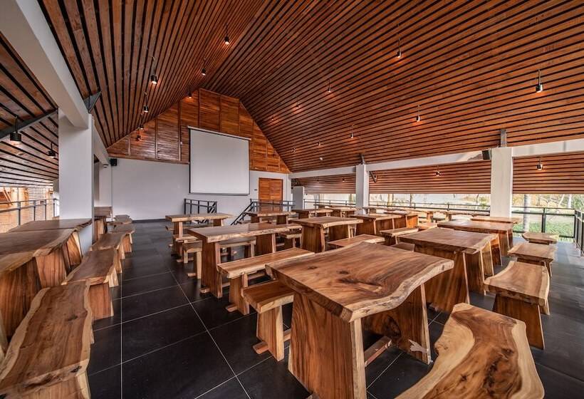 Hotel Sparks Forest Adventure Sukabumi