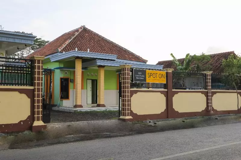 Retkeilymaja Spot On 2371 Islami Family Residence