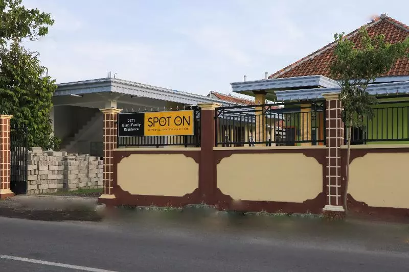 Retkeilymaja Spot On 2371 Islami Family Residence