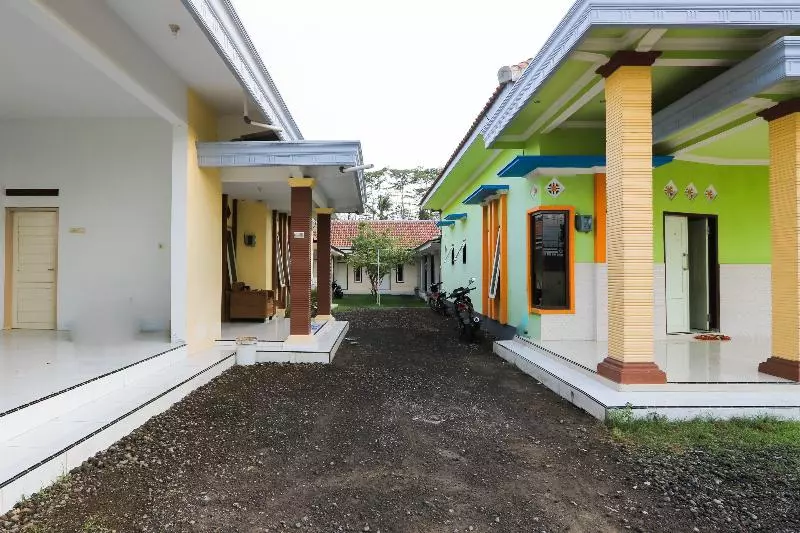 Retkeilymaja Spot On 2371 Islami Family Residence