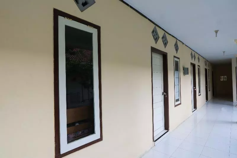 Retkeilymaja Spot On 2371 Islami Family Residence