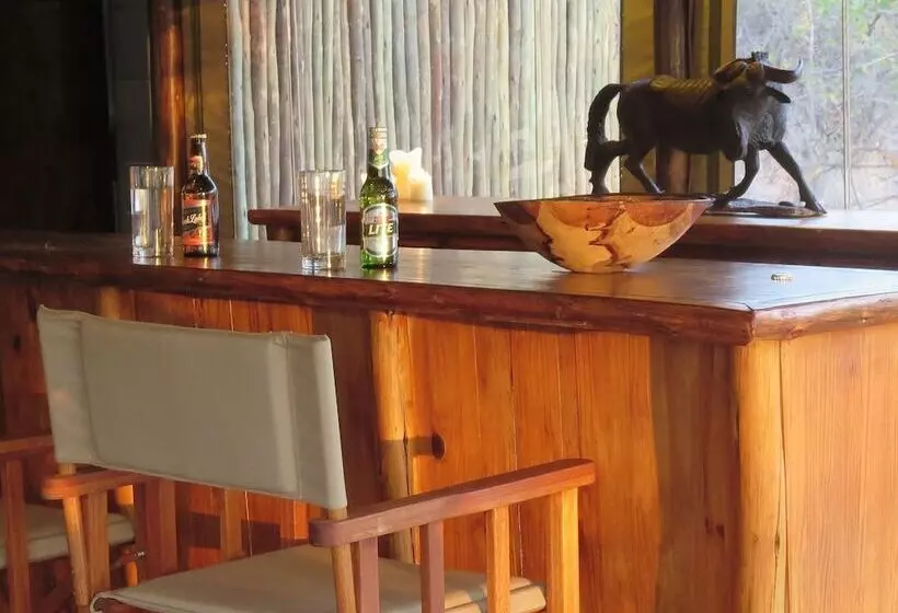 ホテル Iphofolo Lodge