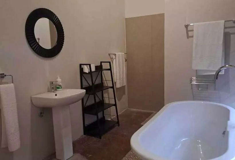 ホテル Iphofolo Lodge