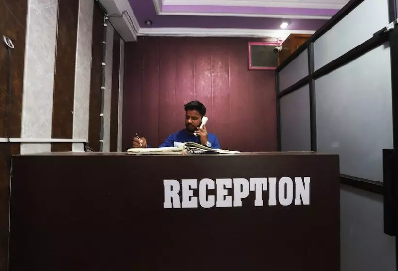 ホテル Surya By Oyo Rooms