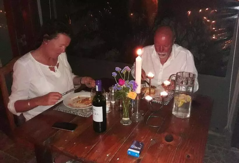 Majatalo Happy Jackal