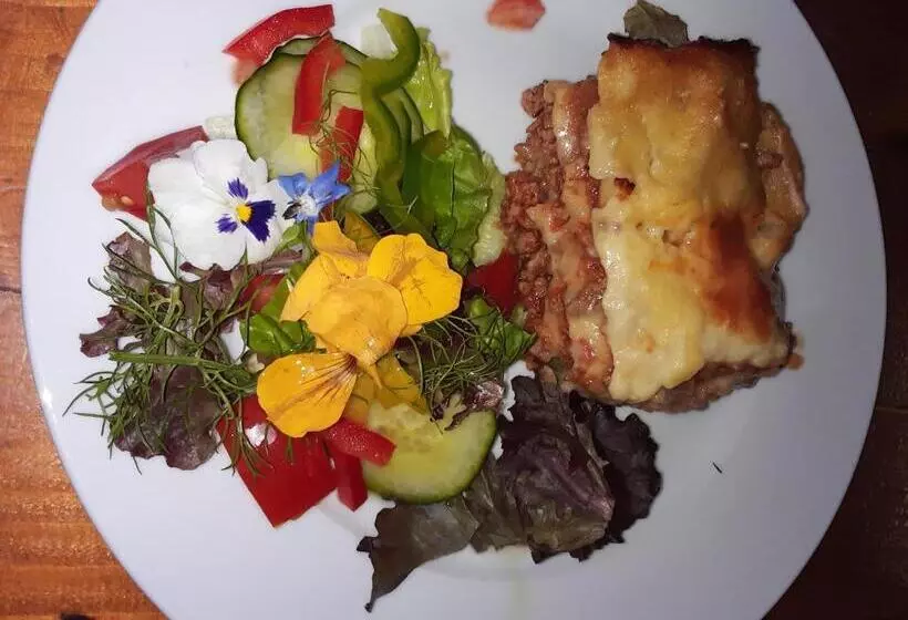 Majatalo Happy Jackal