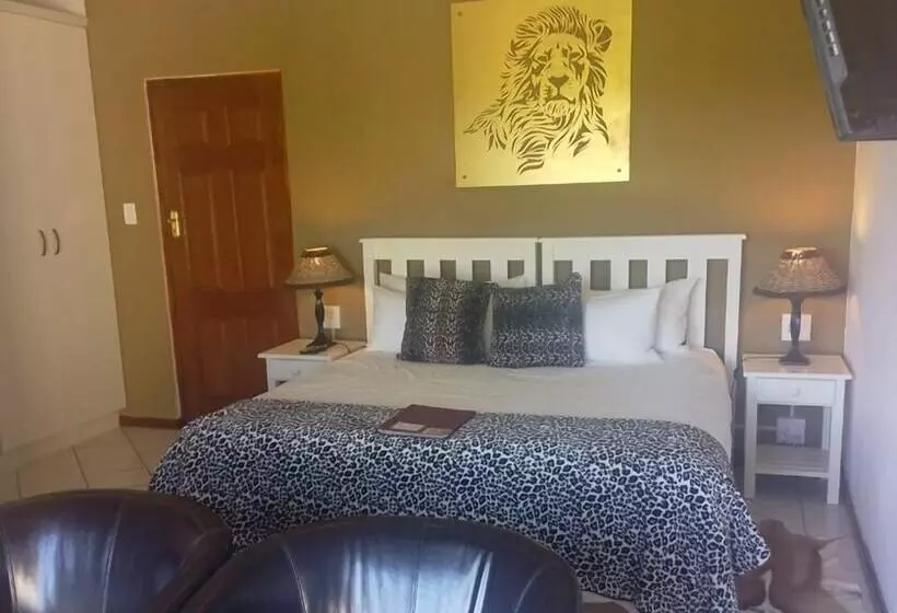 Majatalo Happy Jackal