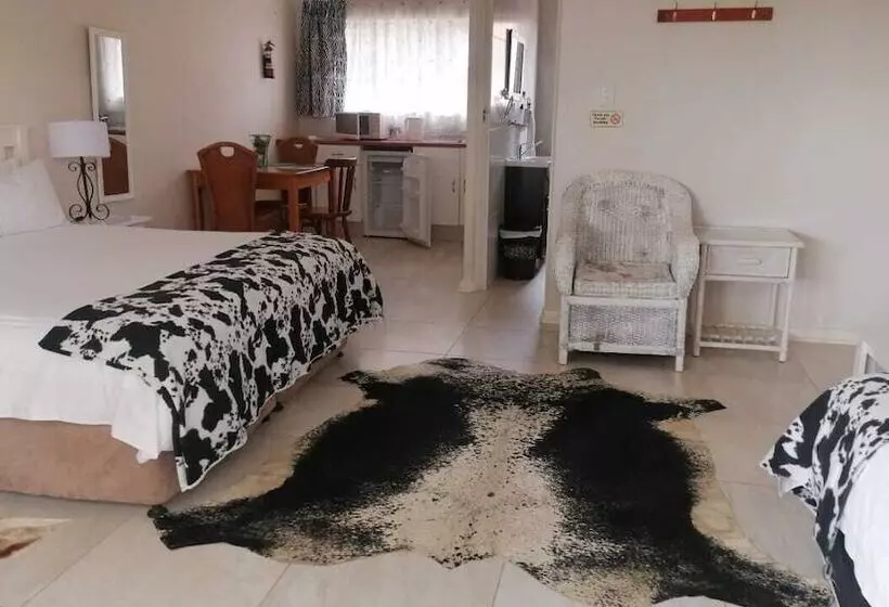 Majatalo Happy Jackal