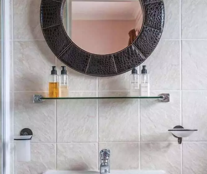 Majatalo Happy Jackal