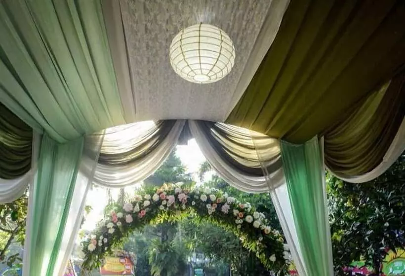 Majatalo The Garden Family Guest House