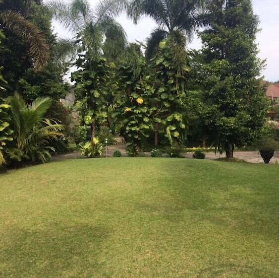 פנסיון The Garden Family Guest House