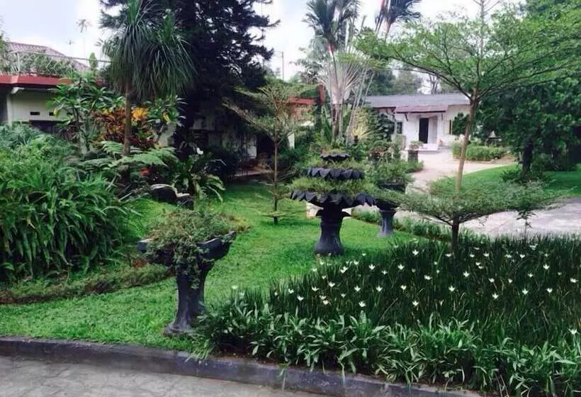 Majatalo The Garden Family Guest House