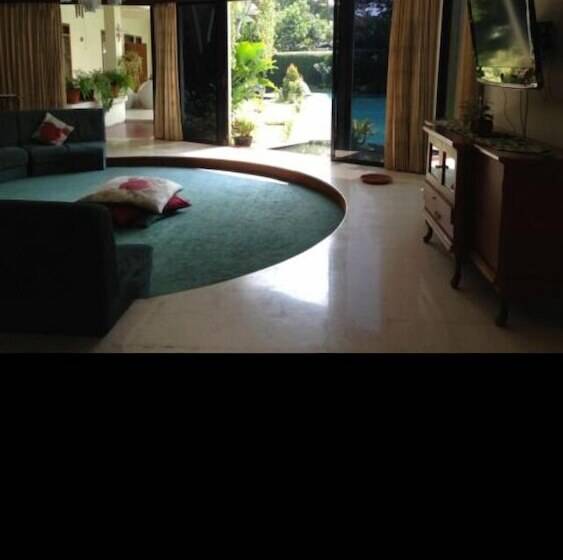 פנסיון The Garden Family Guest House