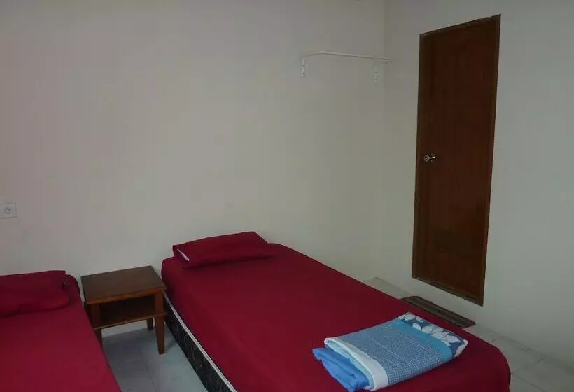 ユースホステル Surfers Dorm House