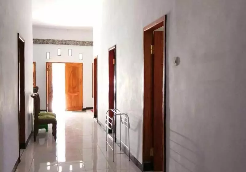 Aamiaismajoitus (B&B) Agung Safira Homestay