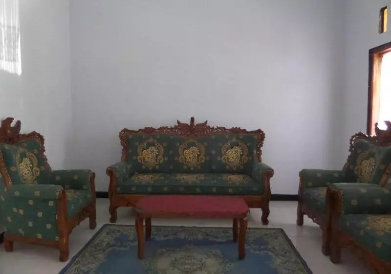 Aamiaismajoitus (B&B) Agung Safira Homestay