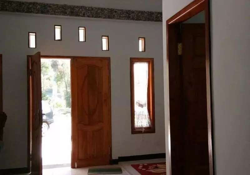 Aamiaismajoitus (B&B) Agung Safira Homestay