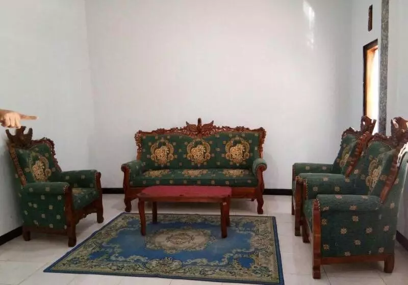 Aamiaismajoitus (B&B) Agung Safira Homestay