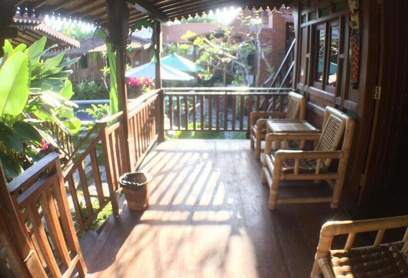 Green Paddy Hostel & Villa