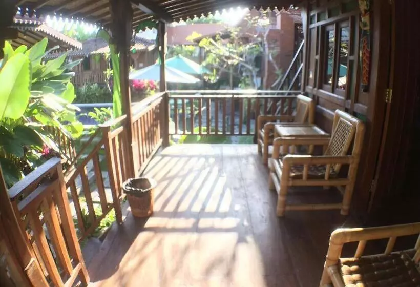 Green Paddy Hostel & Villa