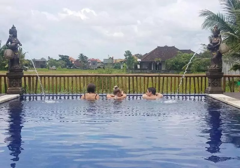 Green Paddy Hostel & Villa