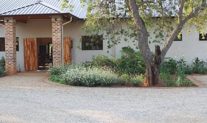 Hotelli Esther S Country Lodge