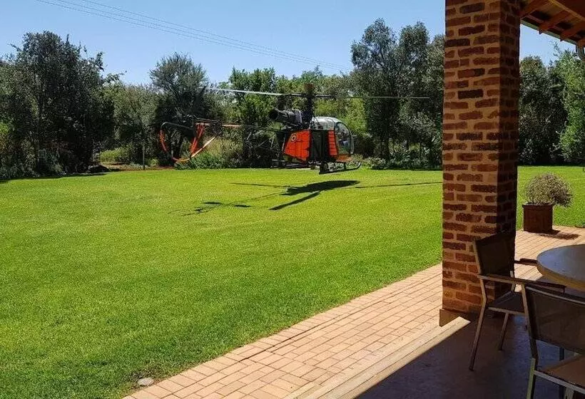 Hotelli Esther S Country Lodge