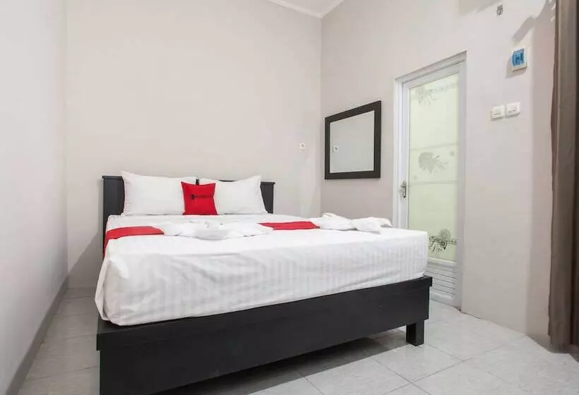 Hotelli Reddoorz Syariah Plus Near Banyuwangi Airport