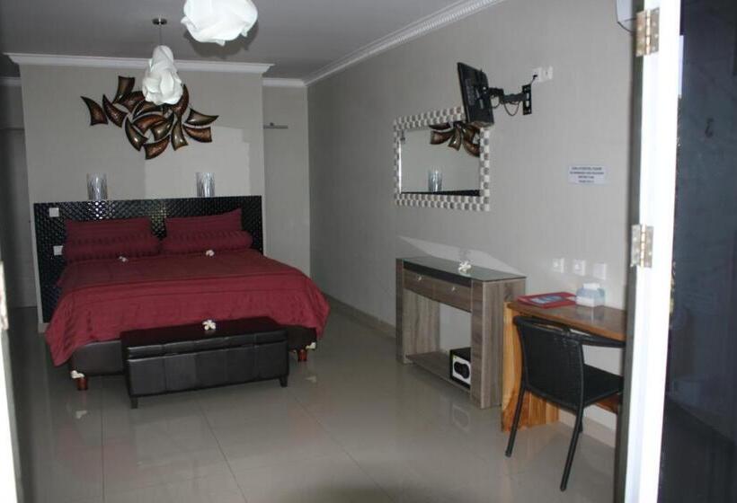 Отель Silver Fern Beach Retreat