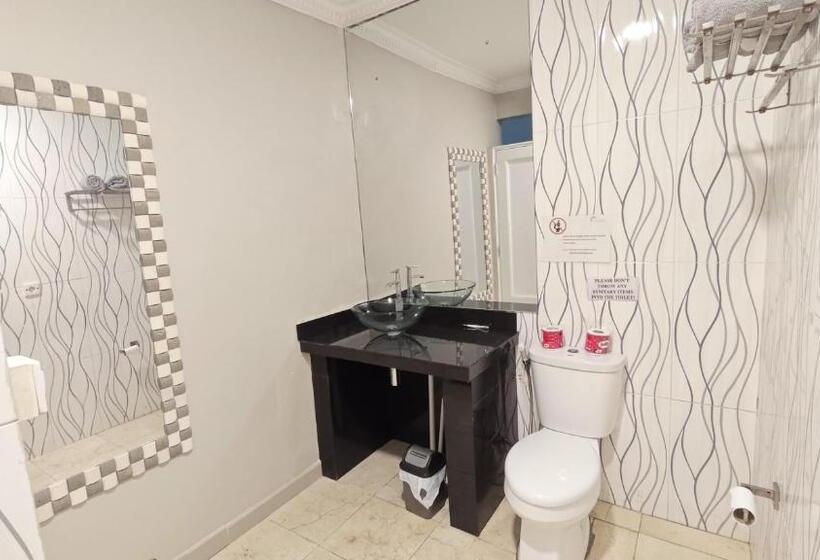 Отель Silver Fern Beach Retreat