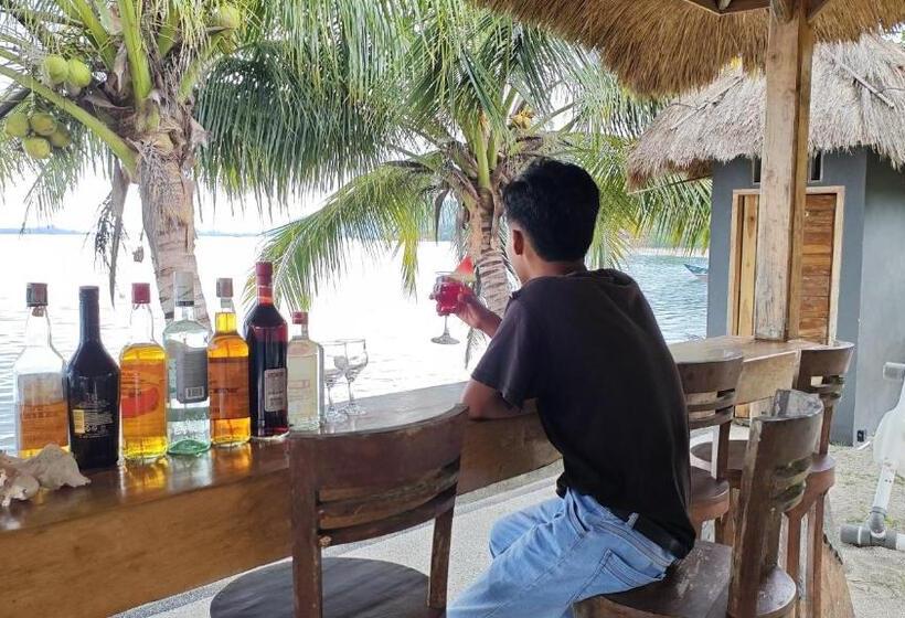 Отель Silver Fern Beach Retreat