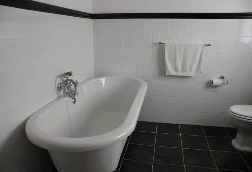 Majatalo The Historic Pig And Whistle Inn