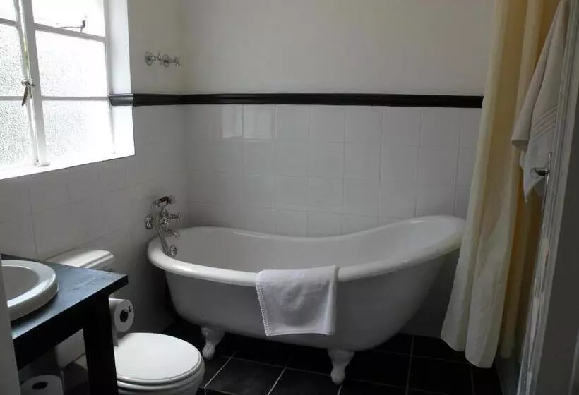 Majatalo The Historic Pig And Whistle Inn