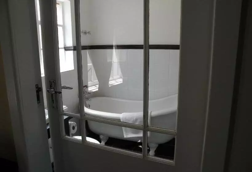 Majatalo The Historic Pig And Whistle Inn