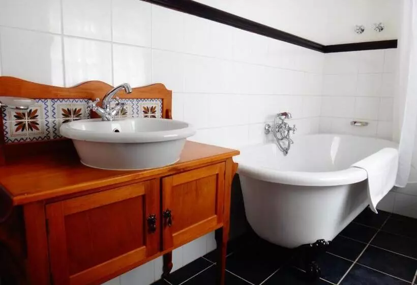 Majatalo The Historic Pig And Whistle Inn