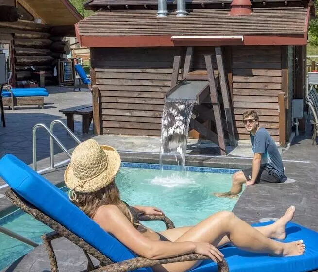 Hotelli Aqua Log Cabins Resort