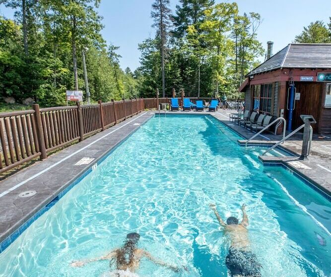 فندق Aqua Log Cabins Resort