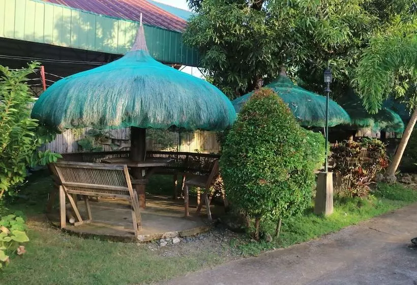Hotelli Doña Josefa Aquino Poolside Resort