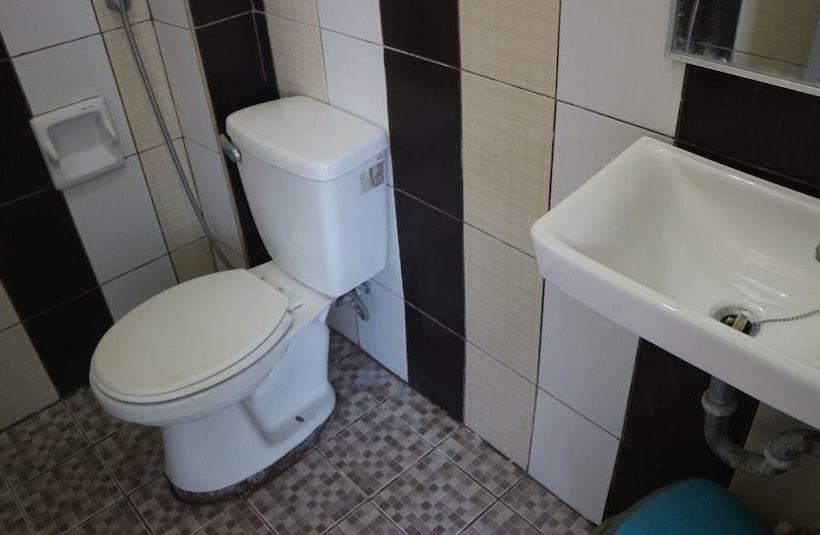 בית מלון כפרי Doña Josefa Aquino Poolside Resort