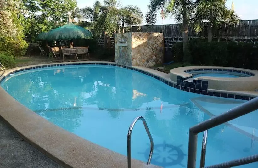 Hotelli Doña Josefa Aquino Poolside Resort
