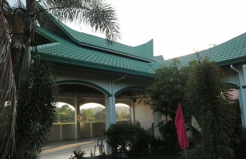 בית מלון כפרי Doña Josefa Aquino Poolside Resort