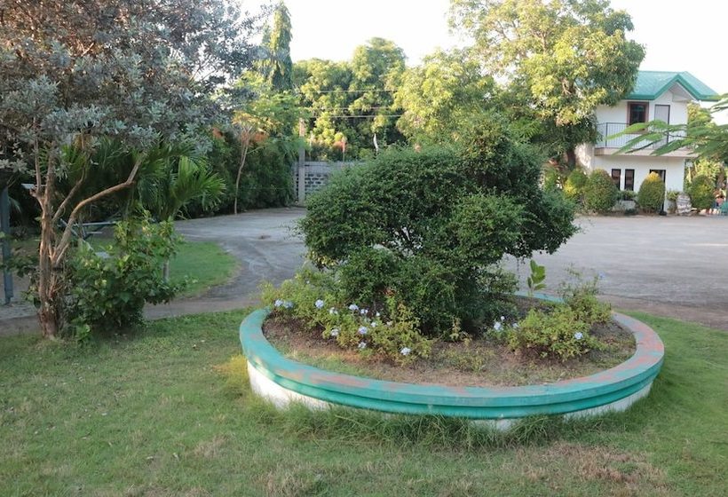 בית מלון כפרי Doña Josefa Aquino Poolside Resort