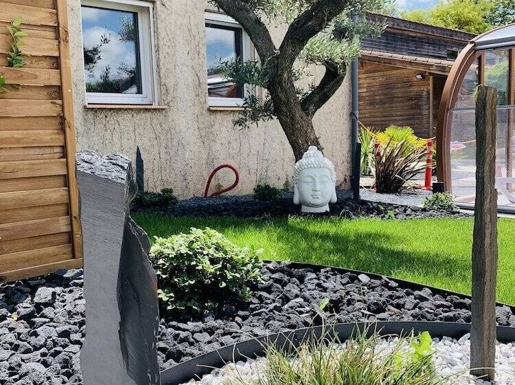 هتل Hôtel Restaurant Le Clos Fleuri