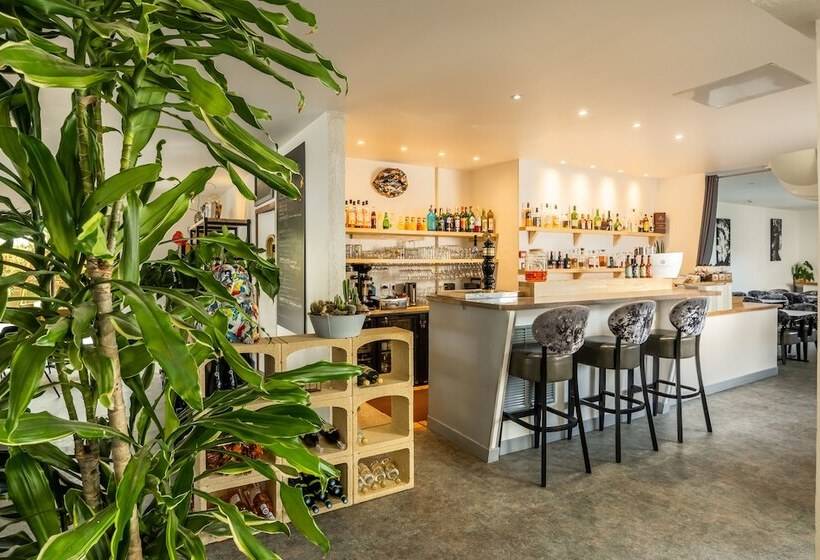 هتل Hôtel Restaurant Le Clos Fleuri