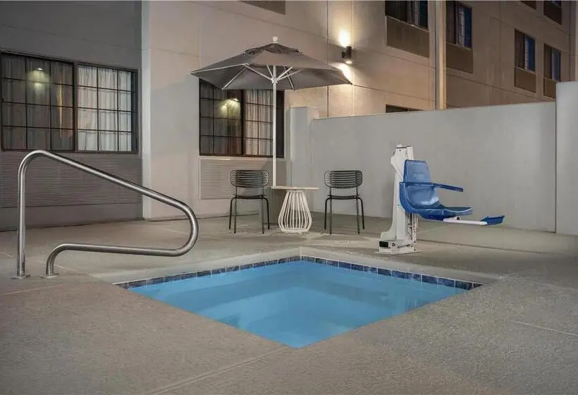 ホテル Spark By Hilton Tucson Airport