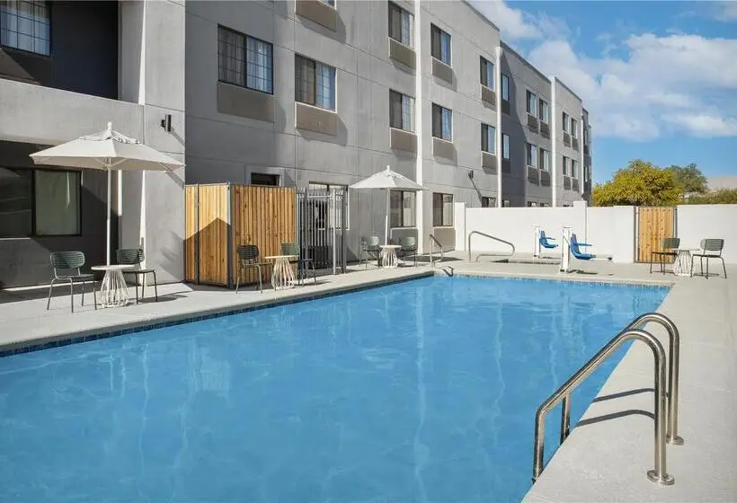 ホテル Spark By Hilton Tucson Airport