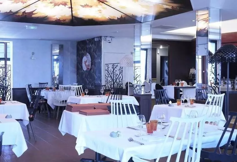 فندق Logis Auberge De La Foret