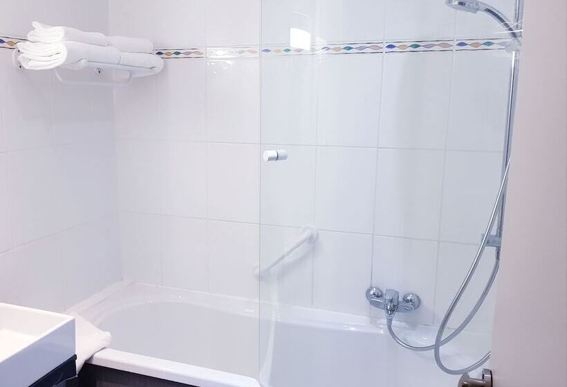 ホテル Logis Hôtel Les Tuileries